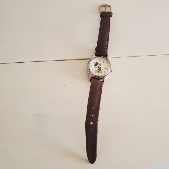 Disney Mickey Mouse vintage Watch brown leather band - Picture 3 of 8